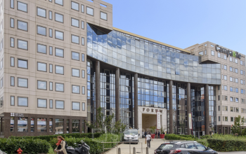 Devant l'entrée de notre centre d'affaires à la rue Maurice Flandin vous pouvez garer la voiture