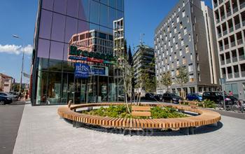 Immeuble de bureaux vitré avec une cour devant l'entrée à la rue Crepet