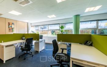 Bureaux avec écrans de séparation pour favoriser la concentration à la Place Giovanni da Verrrazzano