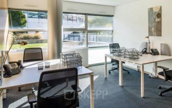 Espace de bureau ayant de grandes fenêtres por profiter optimalement de la lumière naturelle à la Place Giovanni da Verrazzano