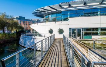Entrée de nos bureaux situés sur un bateau à la Place Giovanni da Verrazzano