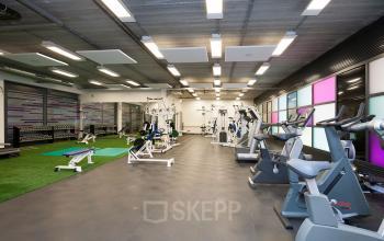 Modern fitness facility within an office space at Europalaan 24, Maastricht-Airport. Equipped with cardio and strength training equipment, optimal for employee wellness.