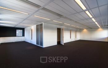 Spacious and modern unfurnished office space with large windows for natural light at Boschstraat 21 in Maastricht, ideal for office space rental.
