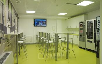 pequeño office y area de descanso AZCA