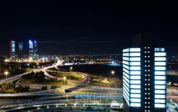 Una vista nocturna del edificio de oficinas en Dulce Chacón 55 Torre Chamartín