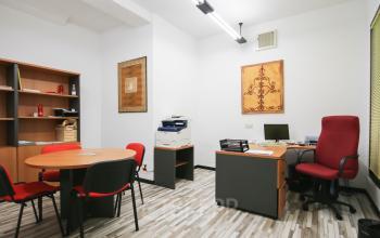 Oficina equipada para alquilar una oficina en Calle López de Aranda 35, Madrid, con mobiliario cómodo y decoración moderna.