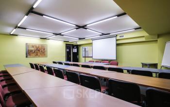 Espaciosa sala de reuniones con pizarras y iluminación moderna para alquilar una oficina en Calle López de Aranda 35, Madrid.