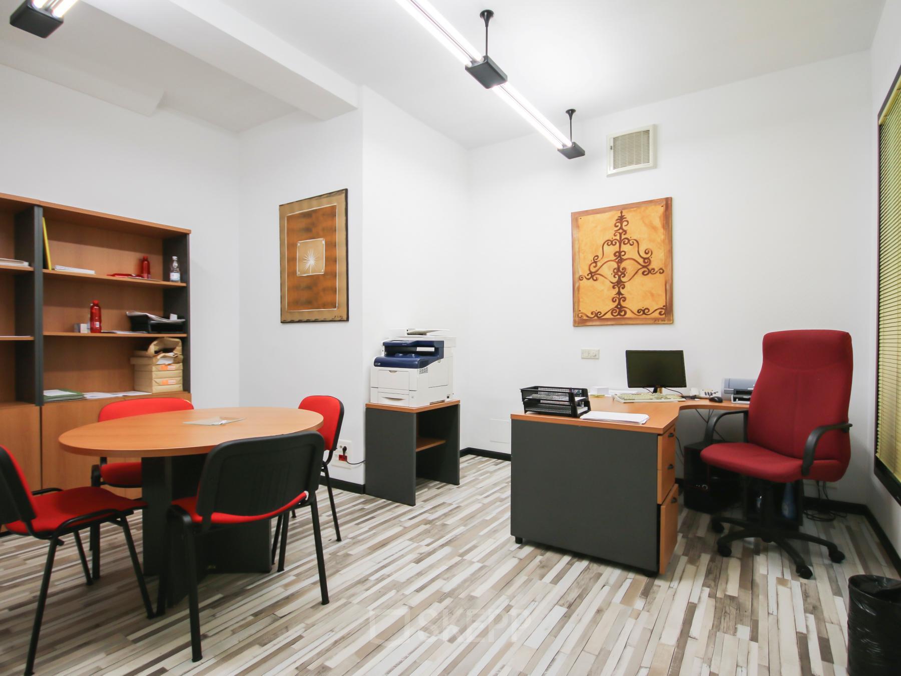 Oficina equipada para alquilar una oficina en Calle López de Aranda 35, Madrid, con mobiliario cómodo y decoración moderna.