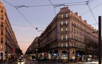 Twilight view of Rue de la République 113 building exterior, showcasing the ideal location to rent office space in Marseille 2.