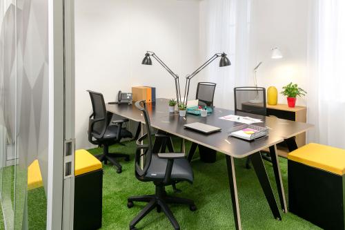 Bureau à louer épuré et bien éclairé à la Rue de la République 113, Marseille 2ème, idéal pour professionnels.