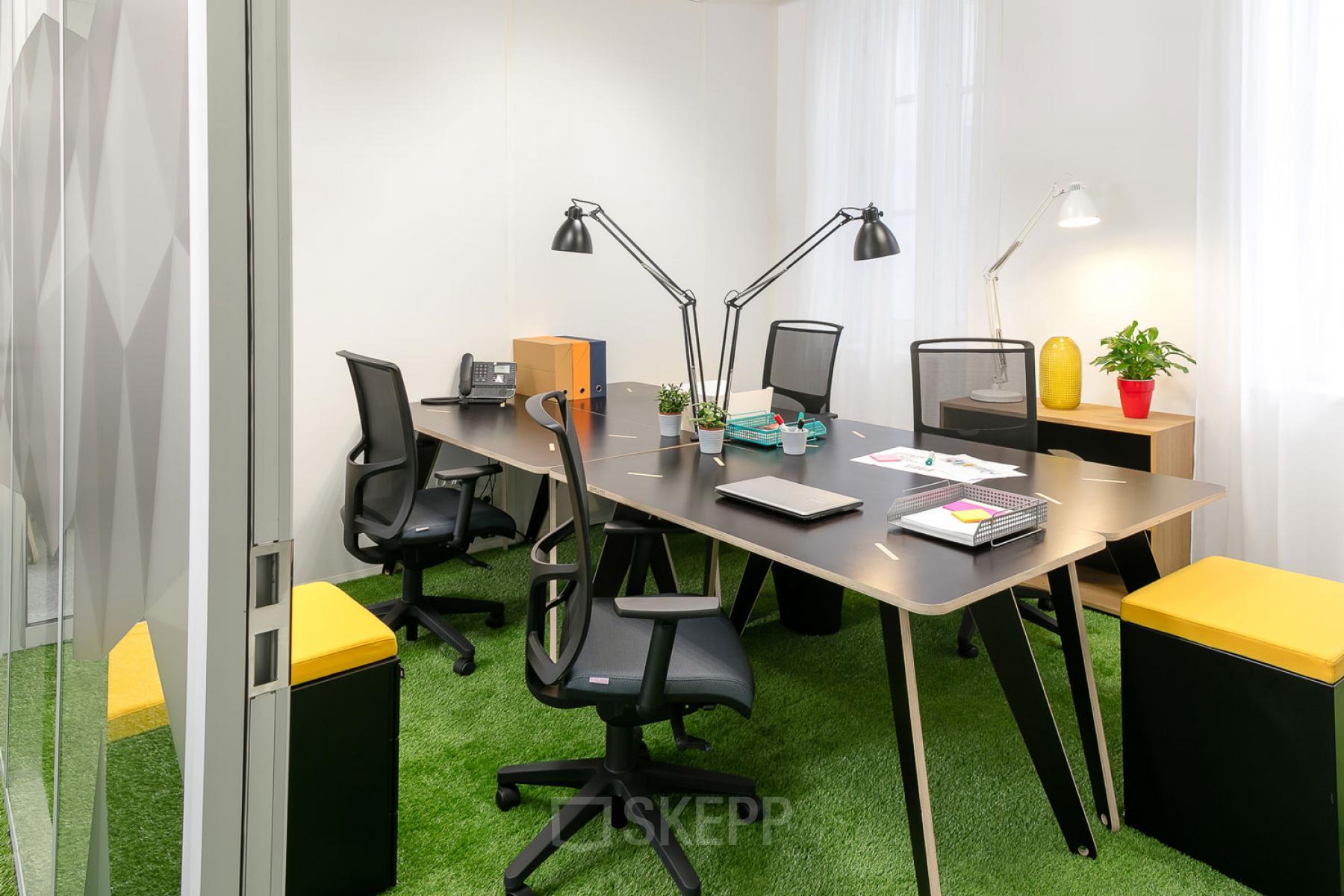 Espace de bureau à louer lumineux et bien organisé à Rue de la République 113, dans Marseille 2ème, avec mobilier moderne et plantes.