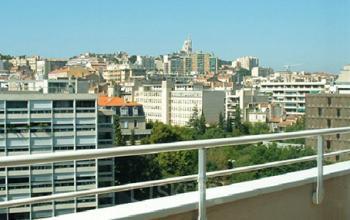Ce balcon avec vue est un bel endroit pour prendre un café en profitant du soleil de Marseille