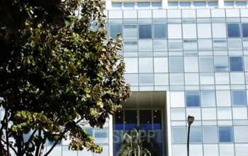 Moderne vitré immeuble de bureaux à l'avenue du Prado