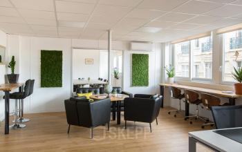 Espace de bureau à louer lumineux avec mobilier moderne sur Avenue du Prado 24, Marseille 8ème, idéal pour les professionnels.