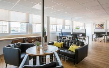 Espace de bureau à louer lumineux avec mobilier moderne sur l'Avenue du Prado 24, Marseille 8ème, idéal pour les professionnels.