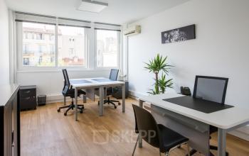 Bureau épuré et lumineux avec des postes de travail et une grande fenêtre sur l'Avenue du Prado 24, Marseille 8ème, espace de bureau à louer.