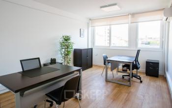 Espace de bureau à louer lumineux et épuré sur l'Avenue du Prado 24 à Marseille 8ème, parfait pour professionnels.