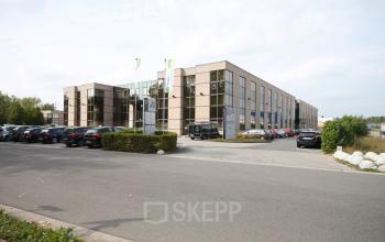 Zakelijke omgeving aan de Generaal de Wittelaan 17 in Mechelen Noord. Moderne kantoorruimte te huur met voldoende parkeerplaatsen.