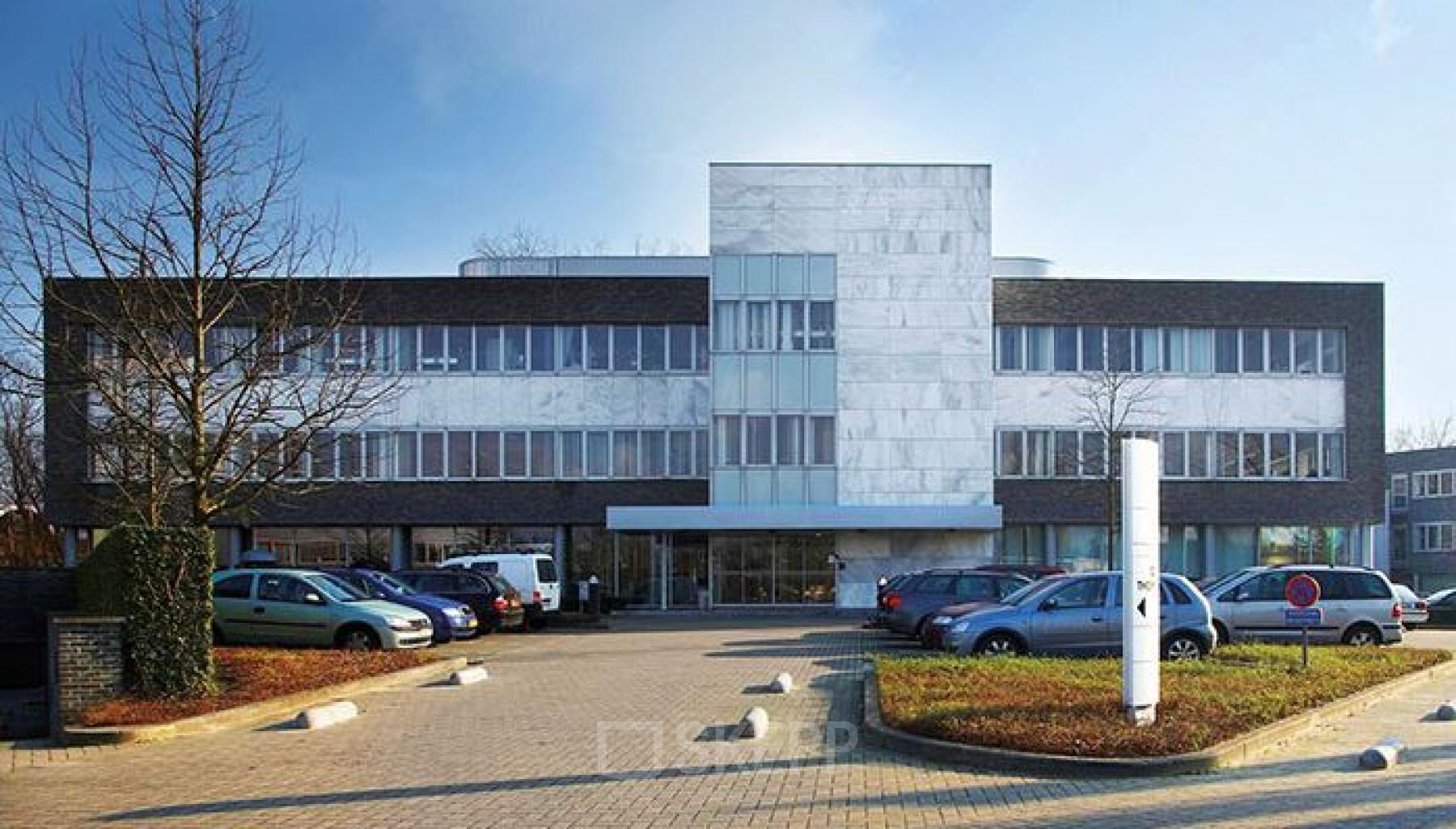 Kantoor te huur op Blarenberglaan 2c in Mechelen Noord, met een moderne gevel en parkeerplaats vooraan.