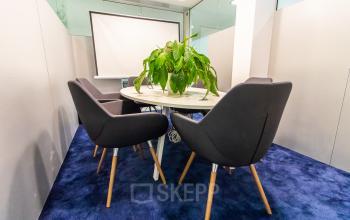 Ausgezeichneter Konferenzraum im Business Center in München