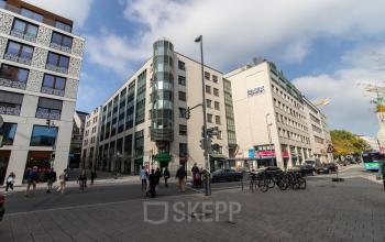 Beeindruckende Außenansicht des Bürogebäudes in München, Oberanger