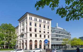 Bürogebäude mit stilvoller Außenansicht im italienischen Design in der Münchener Altstadt