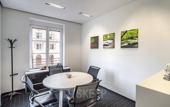 Stilvoller Gemeinschaftsbereich des Bürogebäudes an der Maximilianstraße in München-Altstadt