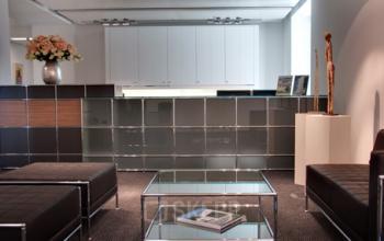 Stilvoller Empfangsbereich des Bürogebäudes in München-Altstadt