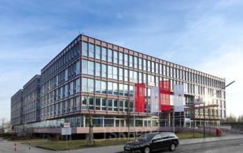 Beeindruckende Außenansicht des Bürogebäudes an der Kronstadter Straße in München Bogenhausen