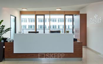 Hochmoderner Empfangsbereich des Arbeitsplatzes an der Landsberger Straße in München