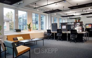 Offenes Büro mit modernen Arbeitsplätzen und Sitzecke