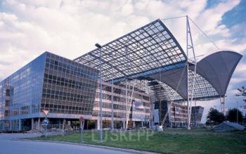 Stilvolle Außenansicht des Bürogebäudes an der Terminalstraße in München