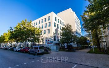 Beeindruckende Außenansicht des Bürogebäudes in München Schwabing