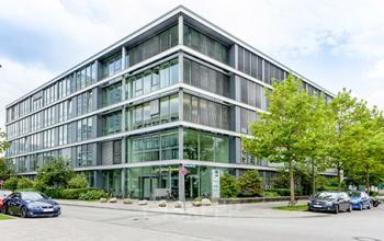 Fantastische Außenansicht des Bürogebäudes an der Marcel-Breuer-Straße in München