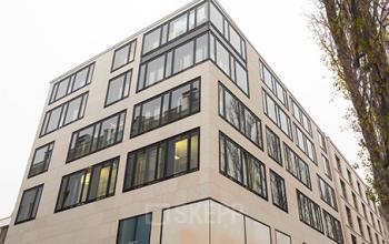 Beeindruckende Außenansicht des Bürogebäudes an der Leopoldstraße in München-Schwabing