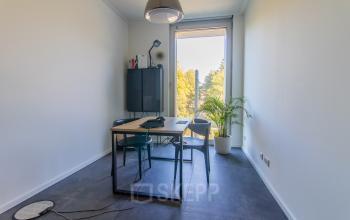 Rent a retail office in the office building in Munich