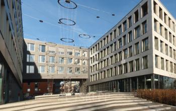 Fantastische Außenansicht des Bürogebäudes an der Theresienhöhe in München