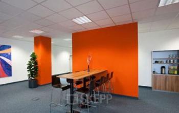 Modernes Bürogebäude mit Küche in München Aubing