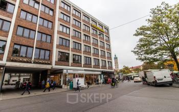 Beeindruckende Außenansicht des Bürogebäudes in München Altstadt