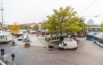 Straßenansicht am Viktualienmarkt 8 in der Altstadt von München. Die Umgebung eignet sich ideal, um ein Büro oder eine Bürofläche zu mieten. Fahrzeuge und Fußgänger beleben die Szene.