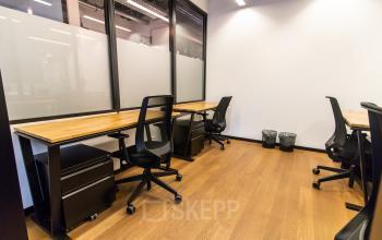 Modernes Büro in München Altstadt mit mehreren Arbeitsplätzen und großen Fenstern. Perfekt, um einen Büroraum mieten zu können.