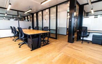 Bright office at Herzogspitalstraße 24 in Munich Old Town with modern furnishings, ready for office space rental. Ideal for collaborative work.