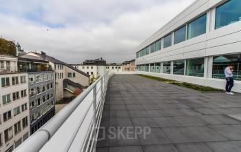Spacious rooftop terrace at Herzogspitalstraße 24 offering city views in Munich Old Town, ideal for breaks during office rental activities.