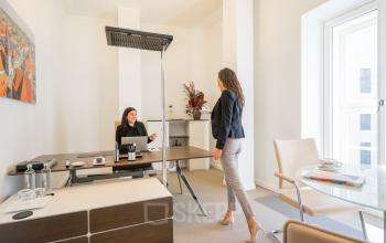 Modernes Büro in der Maximilianstraße 2, München Altstadt, mit zwei Personen in geschäftlichem Gespräch. Perfekt für Bürofläche mieten.