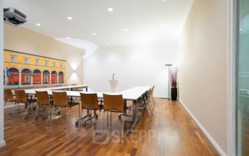 Heller, moderner Konferenzraum im Bürogebäude Maximilianstraße 2, München Altstadt. Perfekt zum Büroflaeche Mieten.