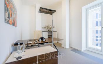 Modernes Büro in der Maximilianstraße 2 in München Altstadt mit Schreibtisch und Regalen, optimal zum Büroraum mieten.