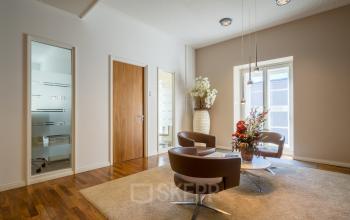 Büroraum mieten in der Maximilianstraße 2, München Altstadt, gemütlicher Warteraum mit modernen Sesseln und dekorativen Pflanzen.