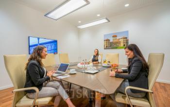 Geschäftstreffen in einem modernen Konferenzraum im Bürogebäude Maximilianstraße 2, München Altstadt.