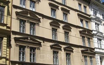 Außenansicht des Bürogebäudes in der Thierschstr. 33, München Altstadt. Ideal zum Büro mieten.