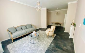 Büroraum in der Thierschstr 33, München Altstadt, mit Sitzecke und Tisch.